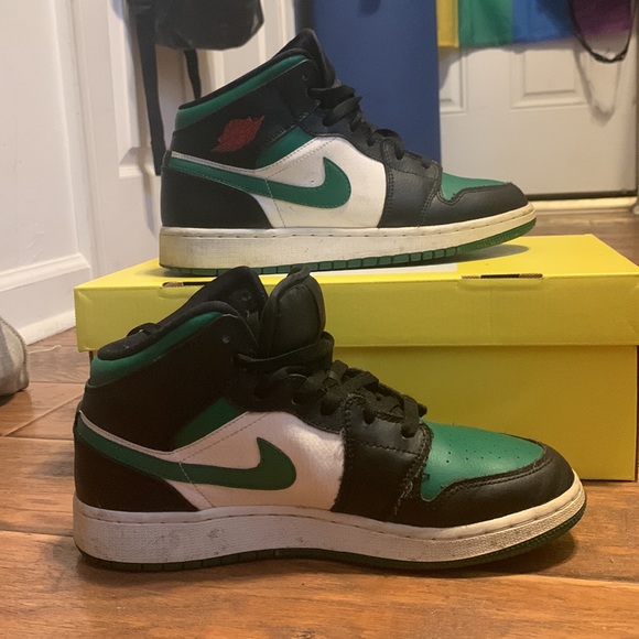 Like new! Pine green Nike jordan mids size 7 - Picture 5 of 6